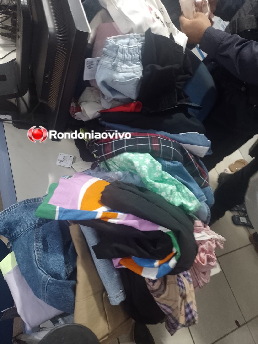 NA DELEGACIA: Mulheres tiram as roupas após furto em loja do shopping 