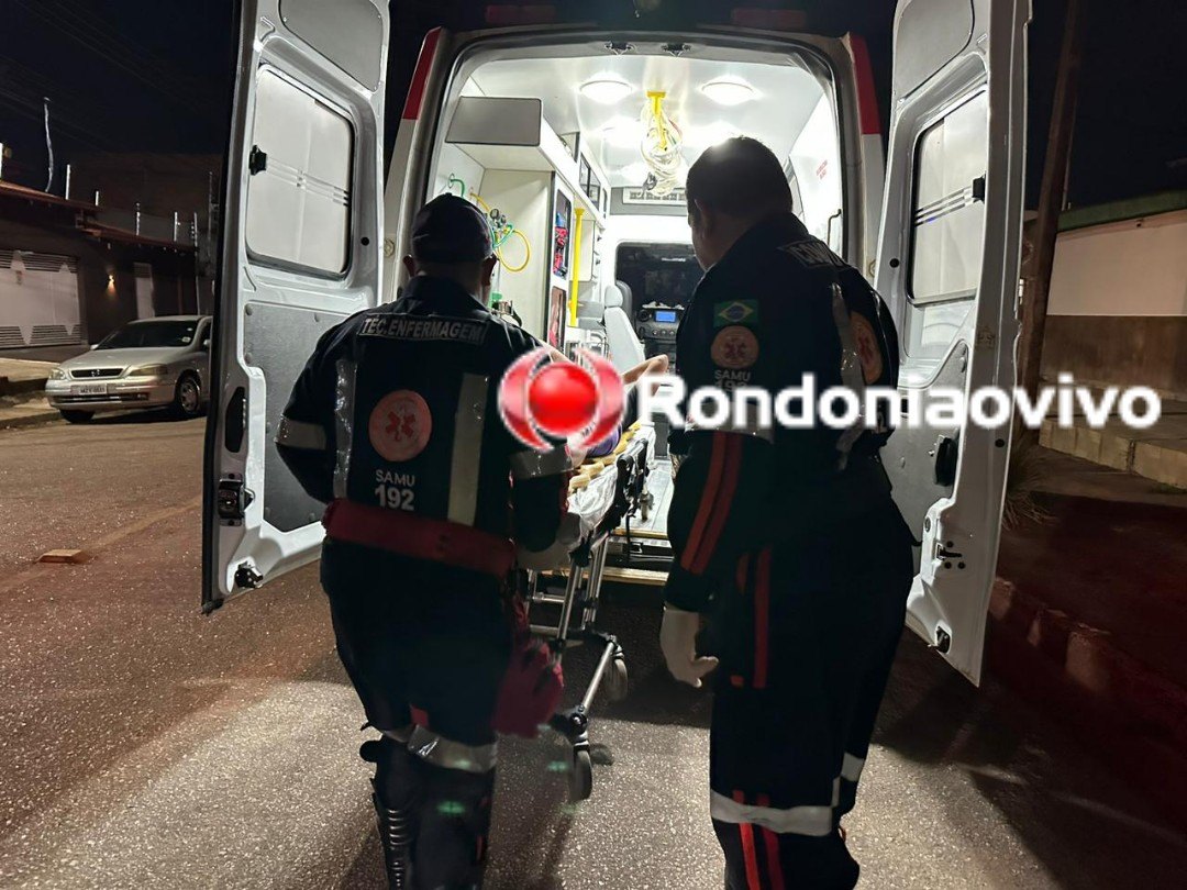 ACIDENTE: Mulher é socorrida pelo Samu após batida entre carro e moto 