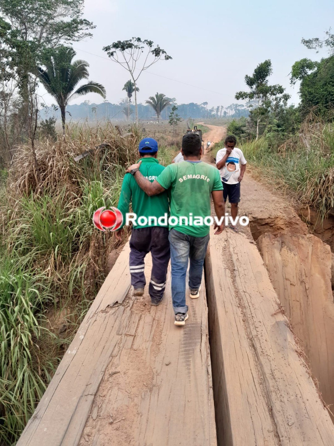 VÍDEO: Ponte quebra e caminhão caçamba da Prefeitura desaba em igarapé 