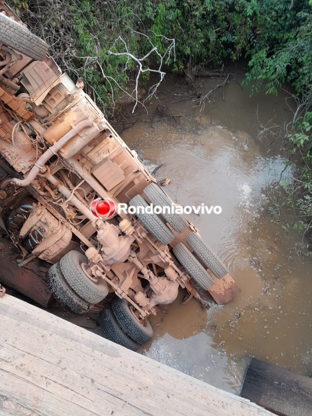 VÍDEO: Ponte quebra e caminhão caçamba da Prefeitura desaba em igarapé 