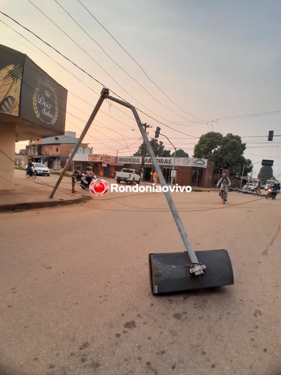 DESTRUIÇÃO: Carreta arrasta fios, quebra postes e semáforo na capital 