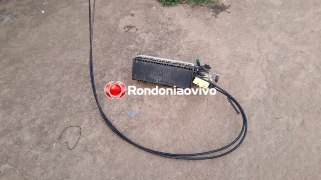 DESTRUIÇÃO: Carreta arrasta fios, quebra postes e semáforo na capital 