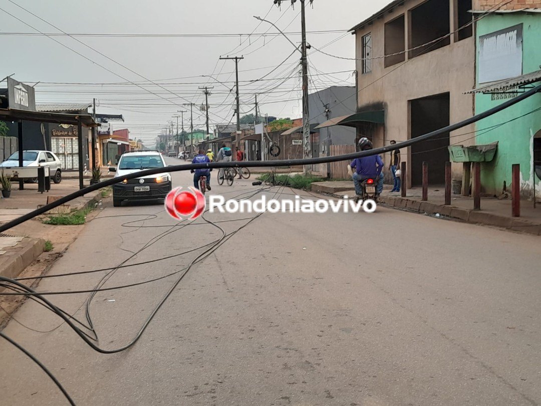 DESTRUIÇÃO: Carreta arrasta fios, quebra postes e semáforo na capital 