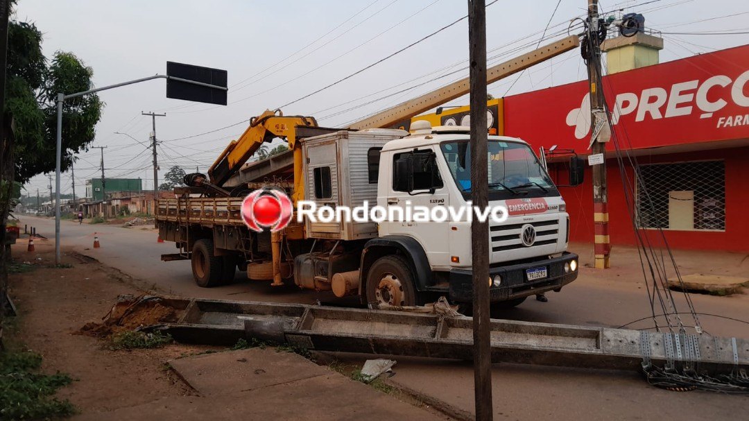 DESTRUIÇÃO: Carreta arrasta fios, quebra postes e semáforo na capital 