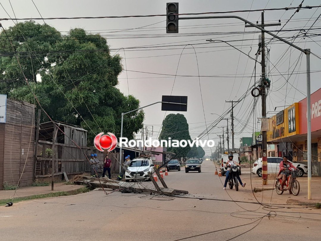 DESTRUIÇÃO: Carreta arrasta fios, quebra postes e semáforo na capital 