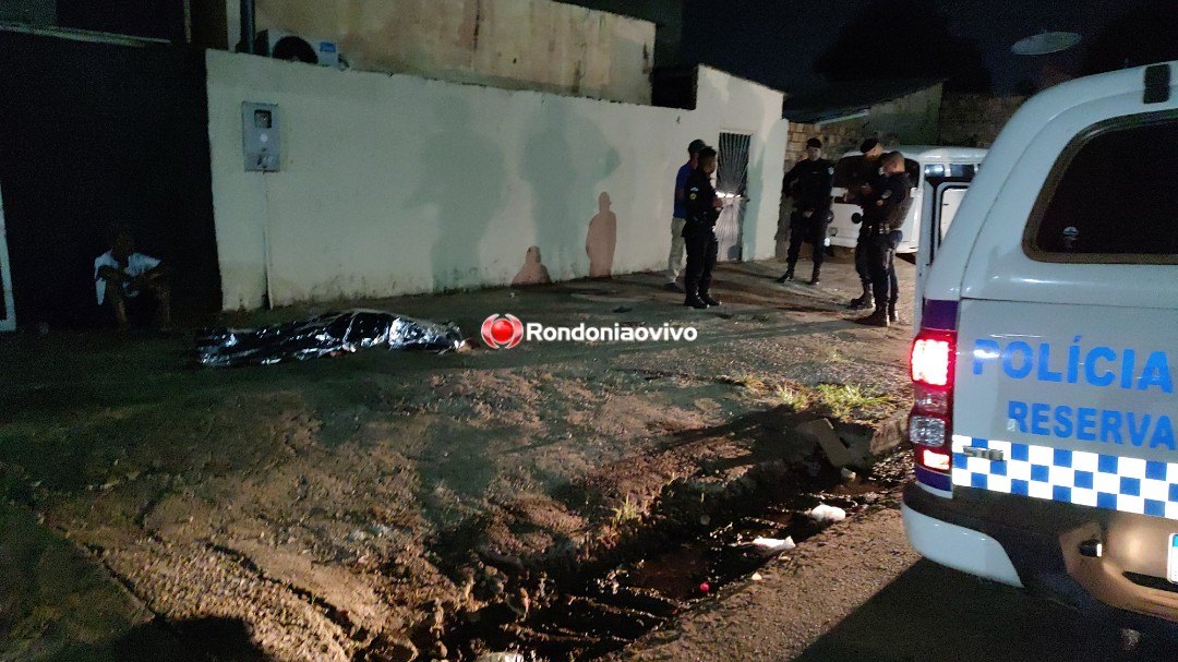 VÍDEO: Mulher é assassinada brutalmente na calçada de comércio na capital