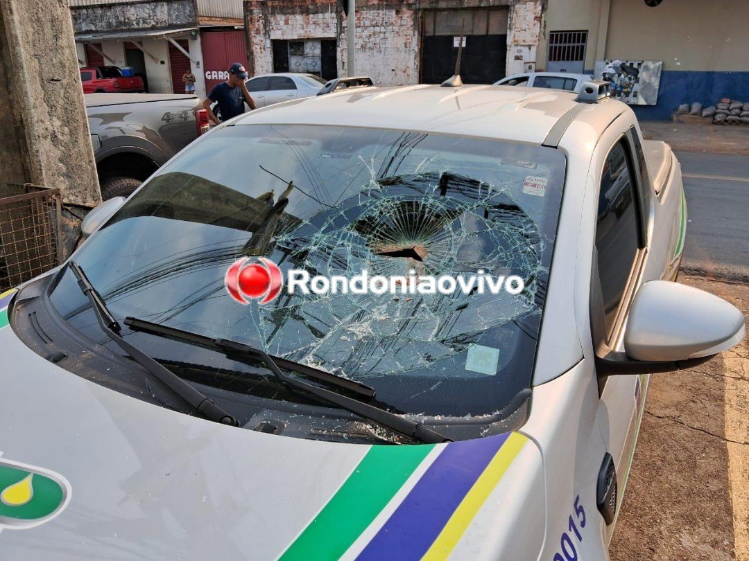 VEJA VÍDEO: Homem destrói para-brisas de dois carros próximo de delegacia 