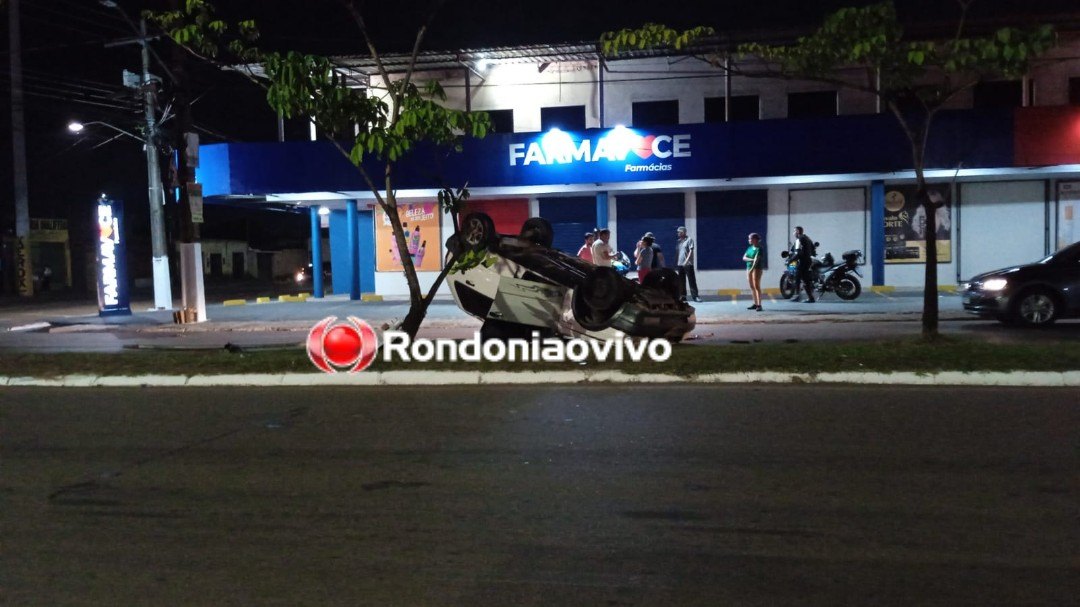 NA GUAPORÉ: Carro Uno capota e derruba poste em grave acidente 
