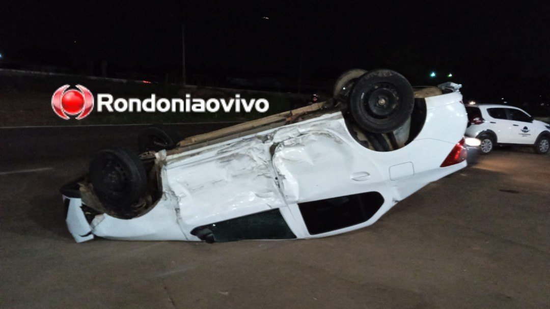 CAPOTAMENTO: Carro vai parar em pátio de posto de combustíveis após acidente em rotatória 