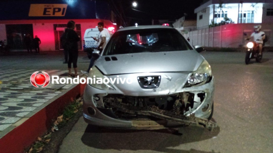ACIDENTE: Honda Fit capota após forte colisão com Peugeot no Centro 