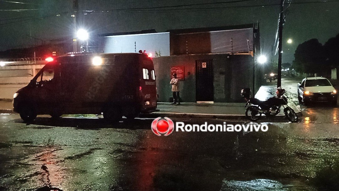 NA CHUVA: Motociclista vai parar em calçada após batida na 7 de Setembro 