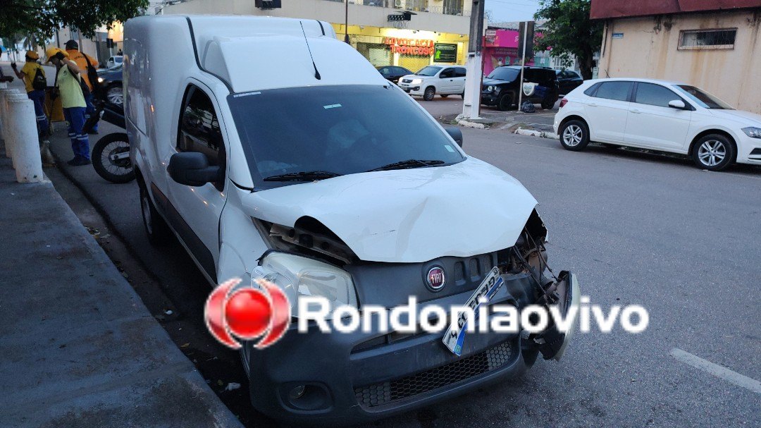 VÍDEO: Jeep Renegade capota após batida na Carlos Gomes
