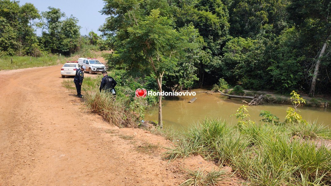 TRÁGICO: Motorista e passageiro morrem afogados após Celta capotar em igarapé