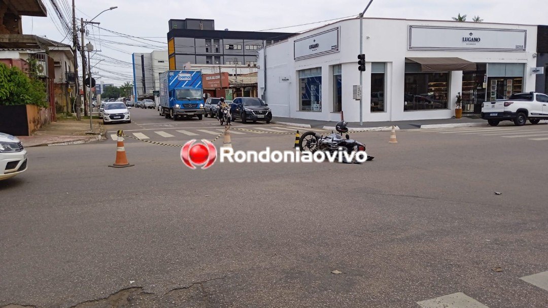 NO SEMÁFORO: Motociclista fica inconsciente após grave batida em caminhonete 