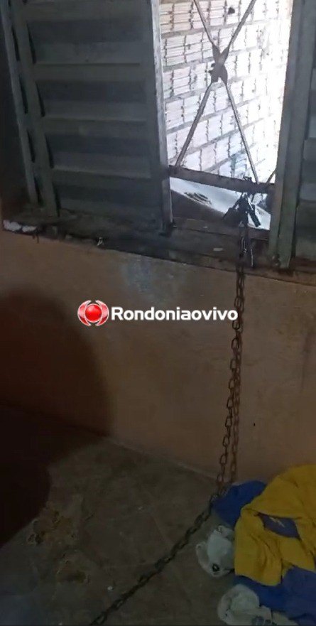 DESNUTRIDA: Criança é encontrada acorrentada dentro de casa; pai e madrasta são presos