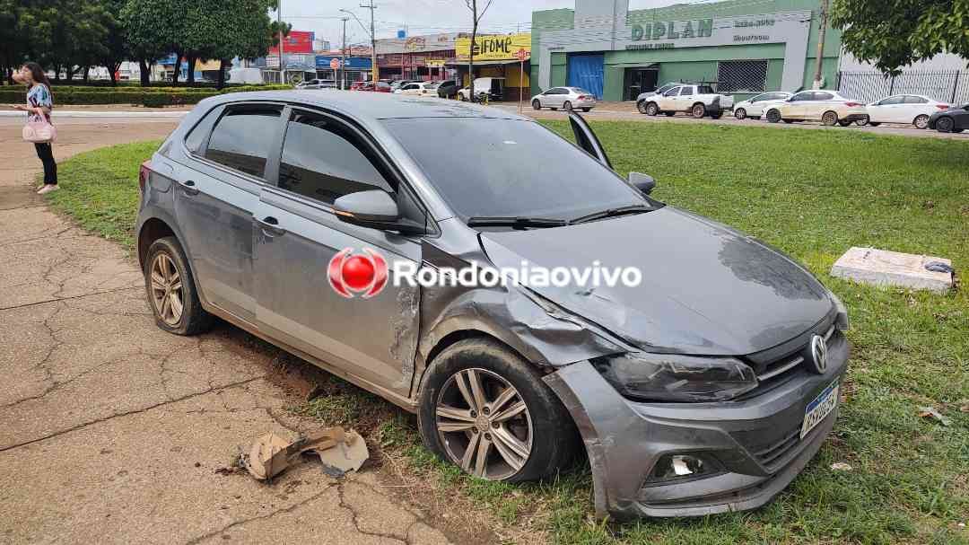 IDOSO FERIDO: Carro sobe canteiro central após grave batida na Jorge Teixeira