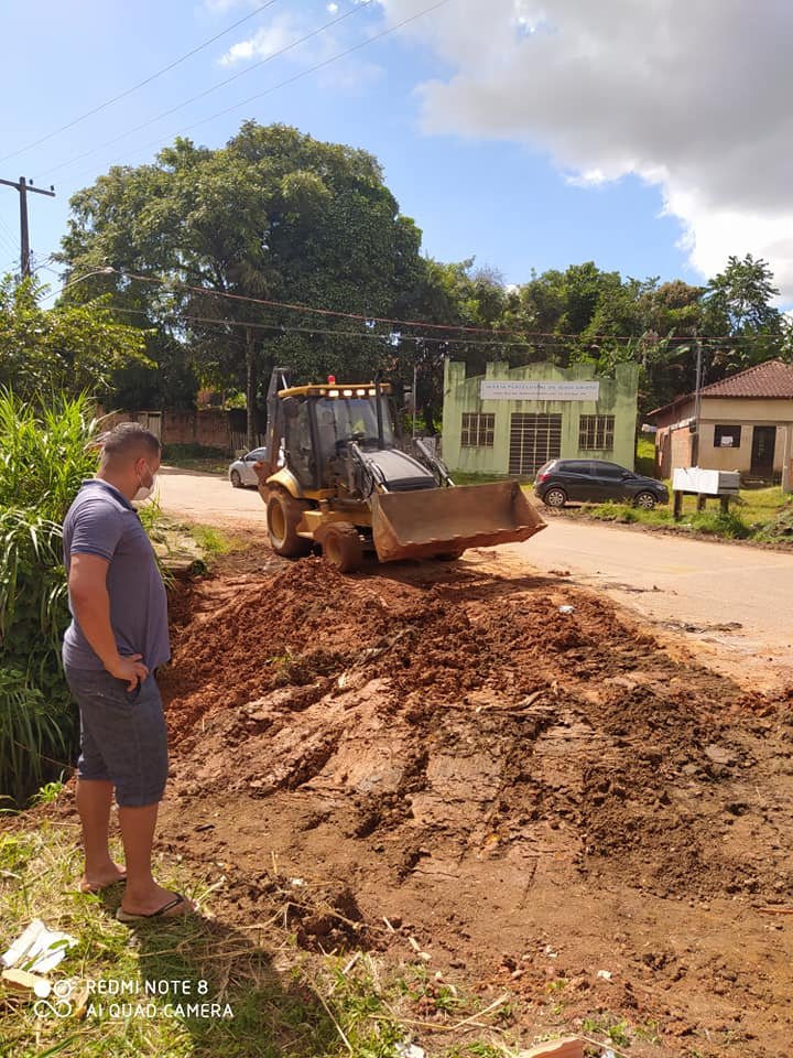 AREIA BRANCA: Atendendo pedido de Edevaldo Neves, prefeitura recupera parte de via principal 