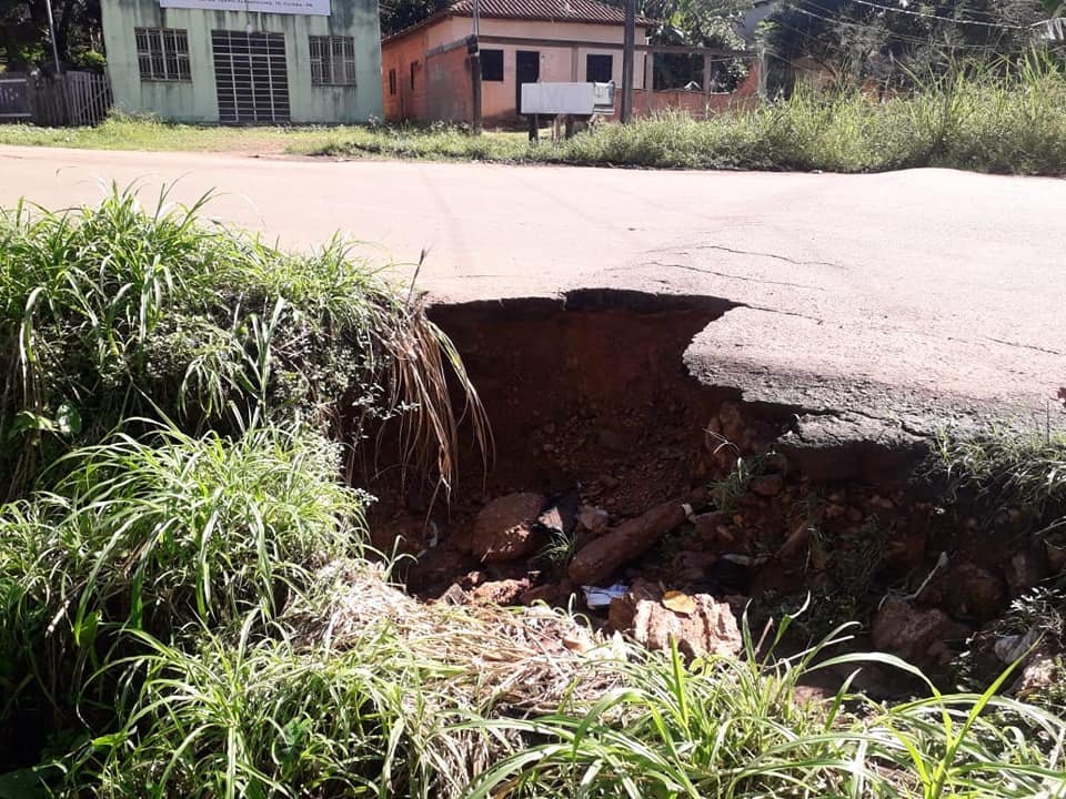 AREIA BRANCA: Atendendo pedido de Edevaldo Neves, prefeitura recupera parte de via principal 