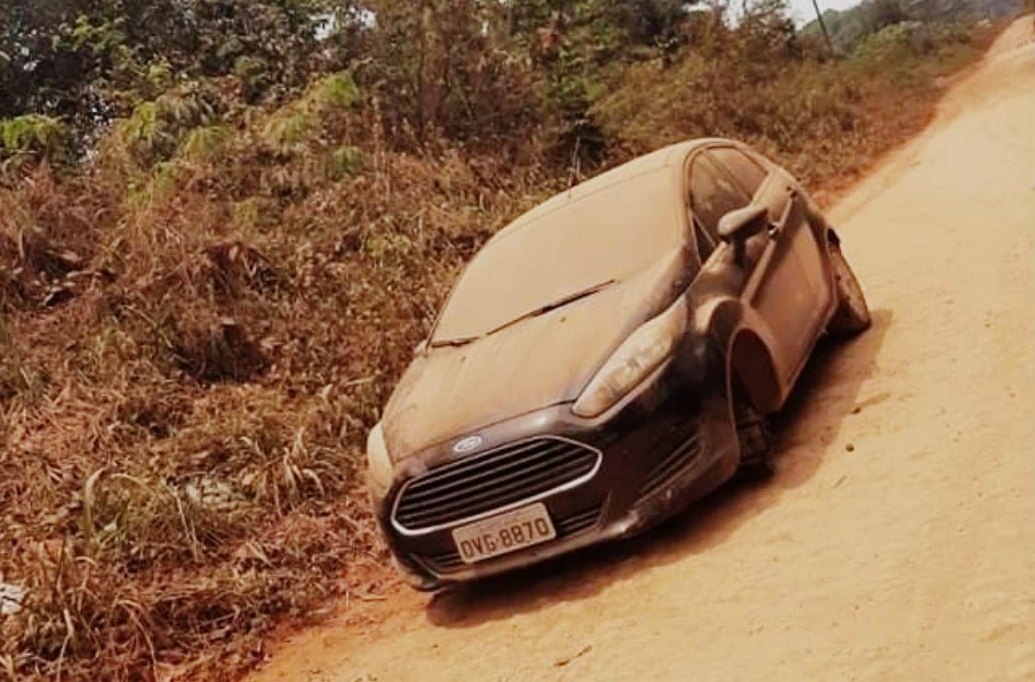 SEM RESTRIÇÃO: Veículo abandonado é depenado na estrada dos Japoneses em Porto Velho