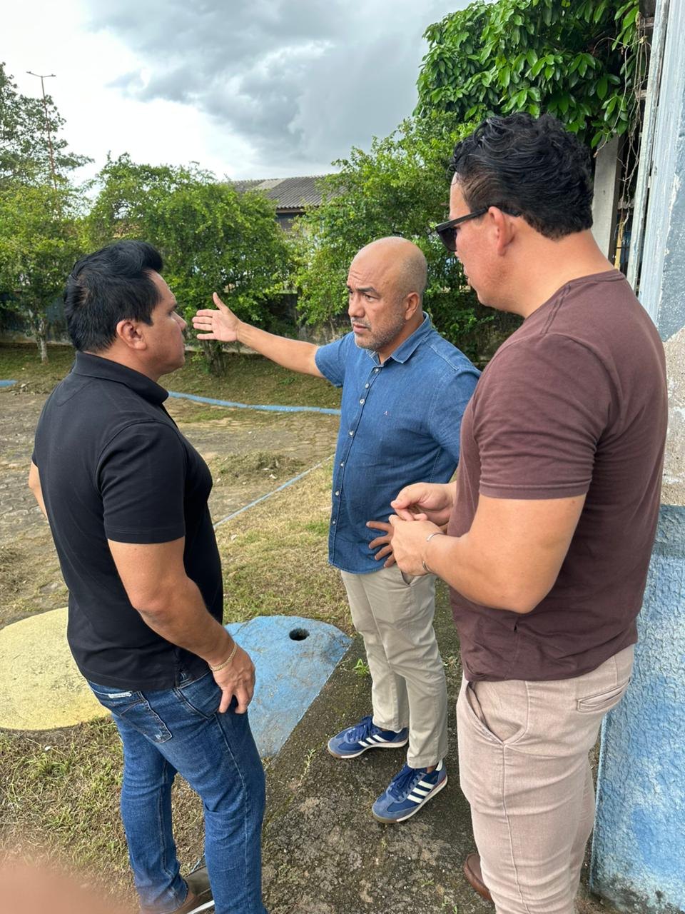 EDIMILSON DOURADO: Vereador acompanha trabalhos na Praça João Roque de Lima