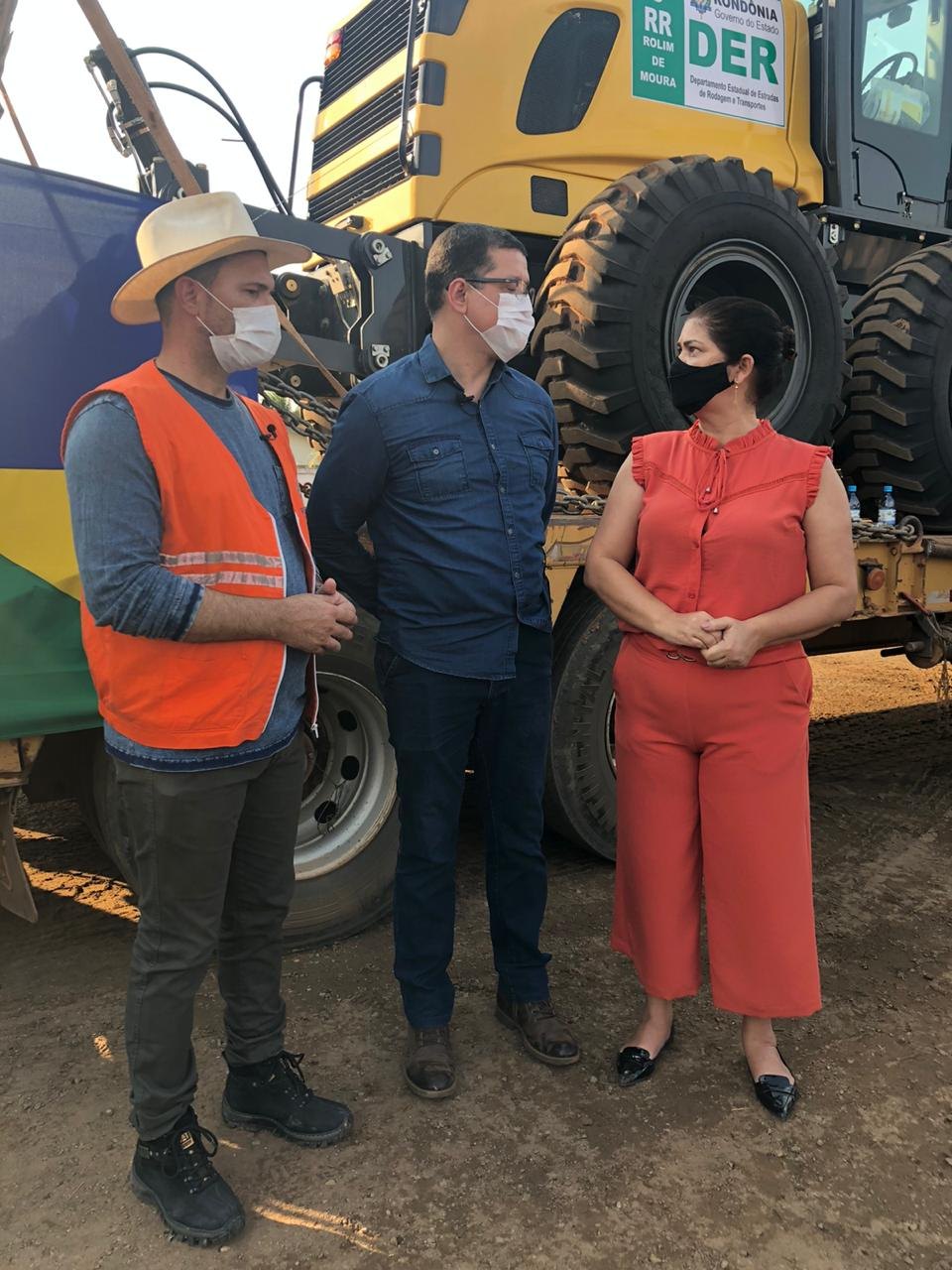 EM JARU: Deputada Cassia participa de entrega de maquinário junto ao DER