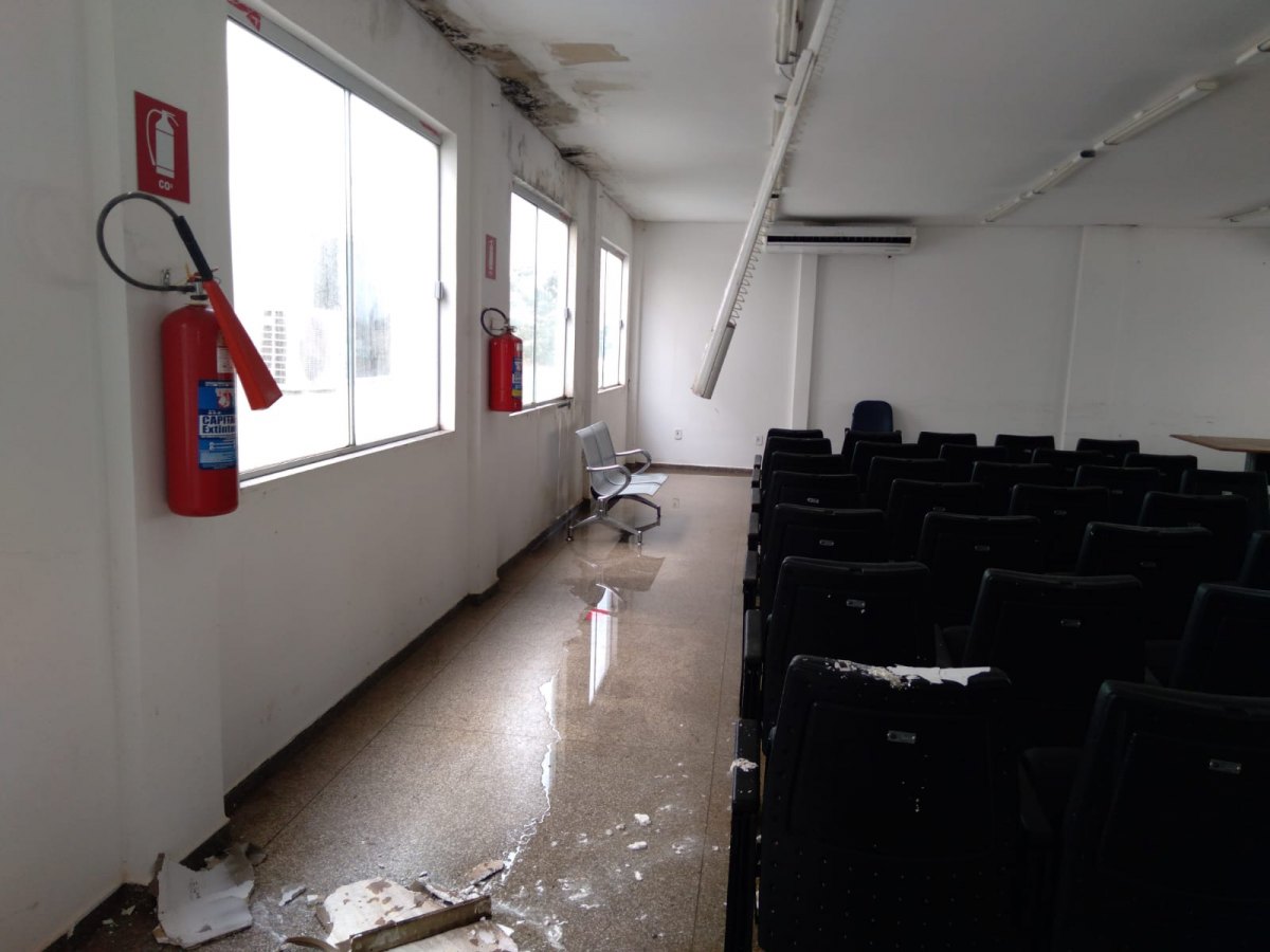 PRECÁRIO: Chuva inunda auditório da Unisp Sul em Porto Velho 