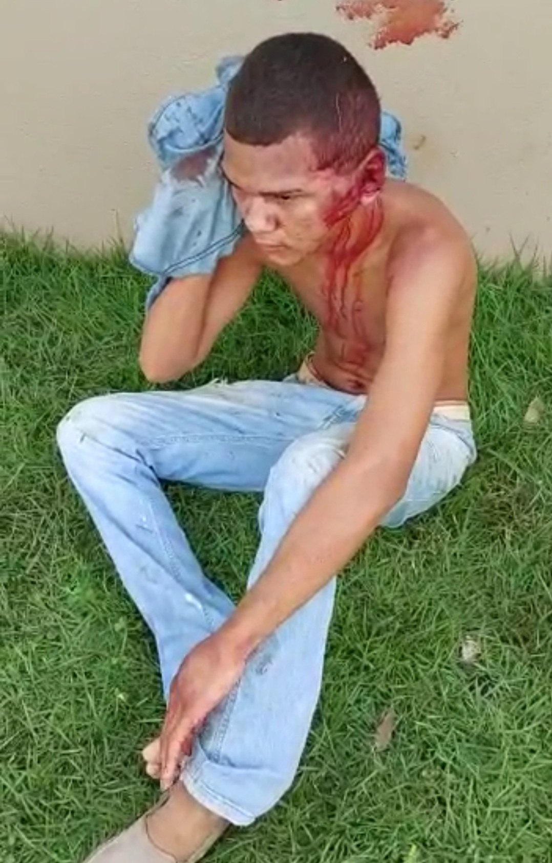 ASSISTA: Apenados são surrados após tentativa de roubo e grave acidente