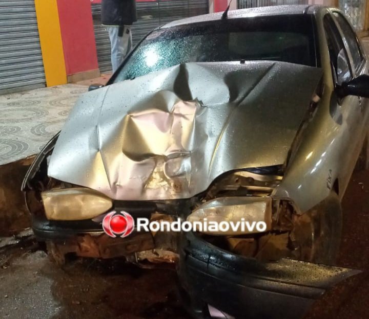 ACIDENTE: Carro desgovernado atinge e destrói porta de loja na zona Sul