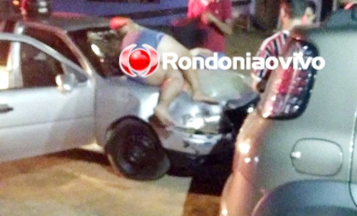 NO SEMÁFORO: Mulher vai parar em cima de carro após acidente em cruzamento