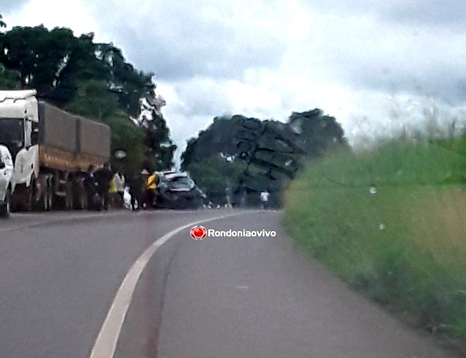 'TRAGÉDIA NA 364': Pai e criança morrem após colisão frontal envolvendo carreta 