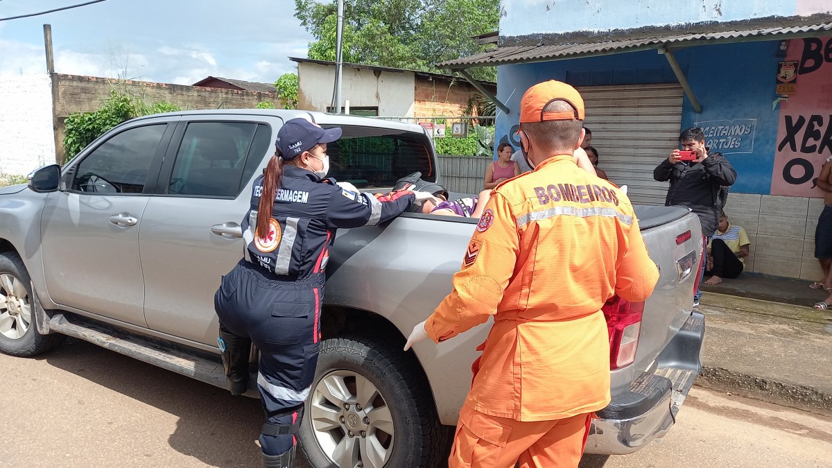 VÍDEO: Motociclista vai parar em carroceria de Hilux após grave acidente