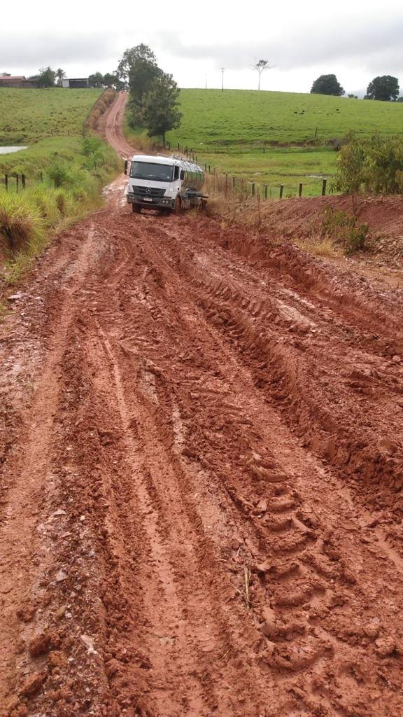 SOFRIMENTO: Buracos e lamaçal tomam de conta de Alta Floresta D’Oeste
