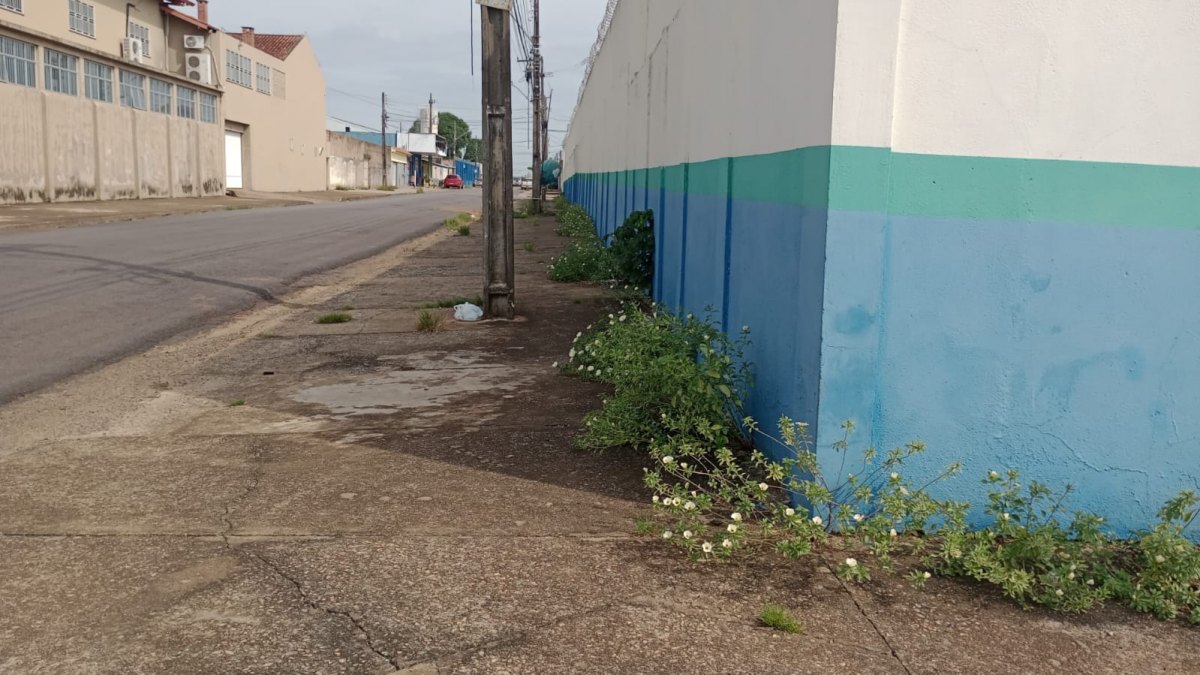 PEDIDO DE PROVIDÊNCIA: Sujidades tomam conta de arredores da Escola Estadual Brasília