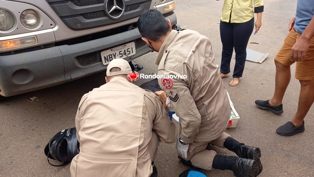 ASSISTA: Mulher sofre fratura após colisão com caminhão na Carlos Gomes