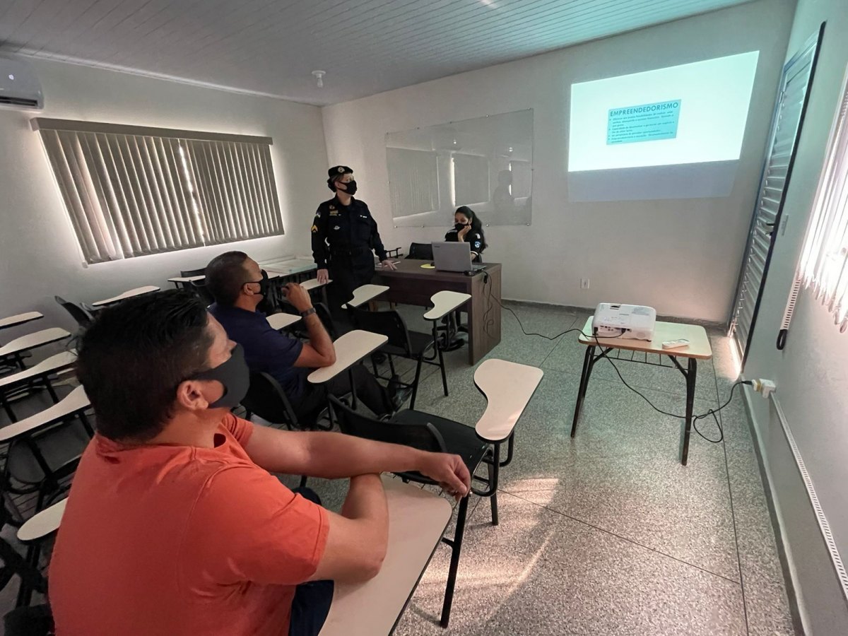 EM PRESIDENTE MÉDICI: Deputado Alex Silva entrega laboratório de informática e equipamentos de Karatê