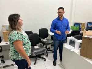 INFORMÁTICA: Dep. Anderson entrega equipamentos para Escola Municipal Voo da Juriti