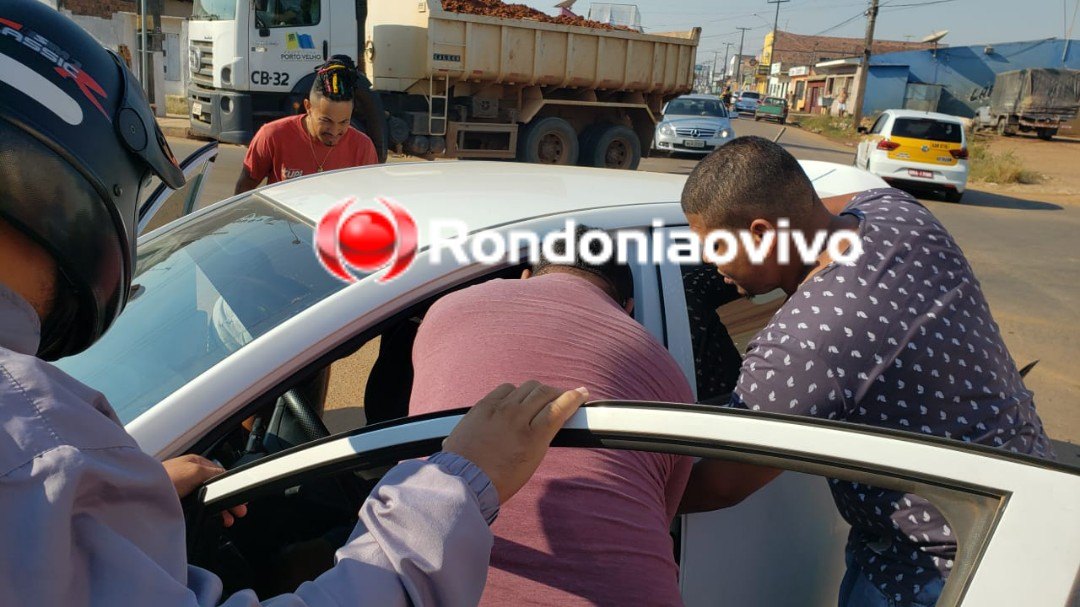 VÍDEO: Carro avança preferencial e provoca grave acidente com caminhão e caminhonete