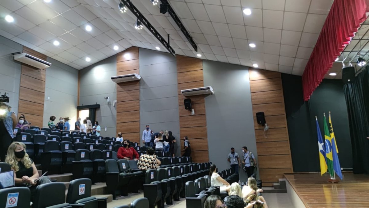 TEATRO BANZEIROS: Deputado Anderson participa de cerimônia para entrega de emenda parlamentar