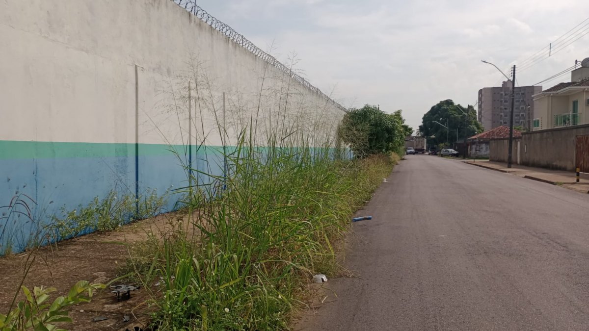 PEDIDO DE PROVIDÊNCIA: Sujidades tomam conta de arredores da Escola Estadual Brasília