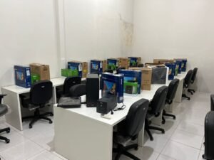 INFORMÁTICA: Dep. Anderson entrega equipamentos para Escola Municipal Voo da Juriti