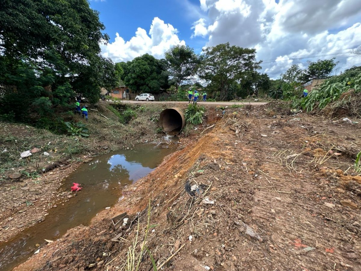 EDIMILSON DOURADO: Limpeza de canal no bairro Castanheira é realizada após pedido do vereador