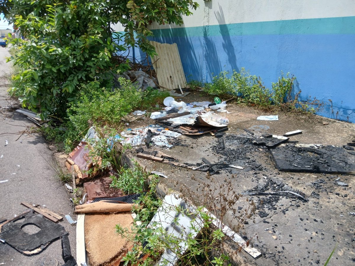 IMUNDÍCIE: Entorno da EEEMTI Brasília enfrenta problemas de zeladoria