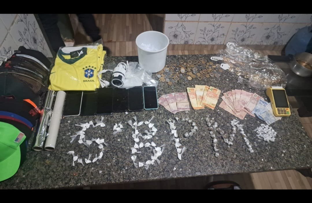 VÍDEO: Equipe do sgt Machado vai à Vila Samuel e prende 'Lane do CV' acusada de tráfico