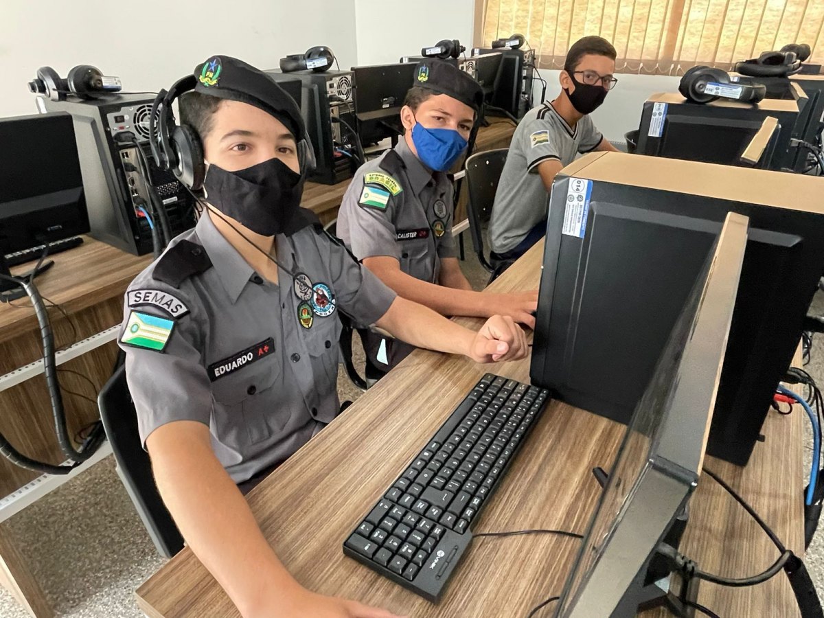 EM PRESIDENTE MÉDICI: Deputado Alex Silva entrega laboratório de informática e equipamentos de Karatê