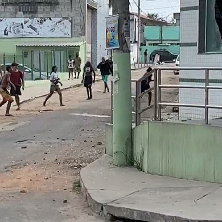 População invade supermercado por protesto aos altos preços 