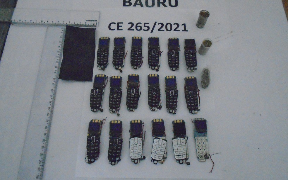 ENGOLIRAM: Apenados são operados para retirada de 26 mini celulares do estômago