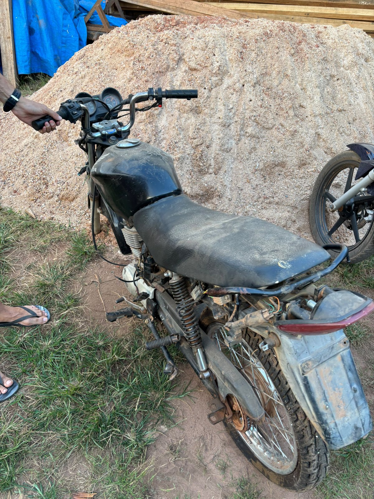 COMPARSAS CORRERAM: Bolivianas são presas com 101 quilos de maconha e moto roubada