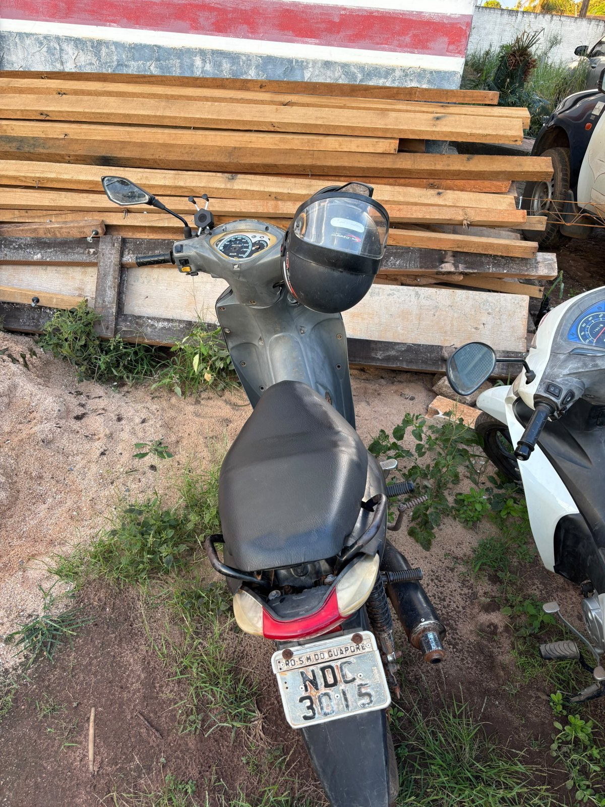 COMPARSAS CORRERAM: Bolivianas são presas com 101 quilos de maconha e moto roubada