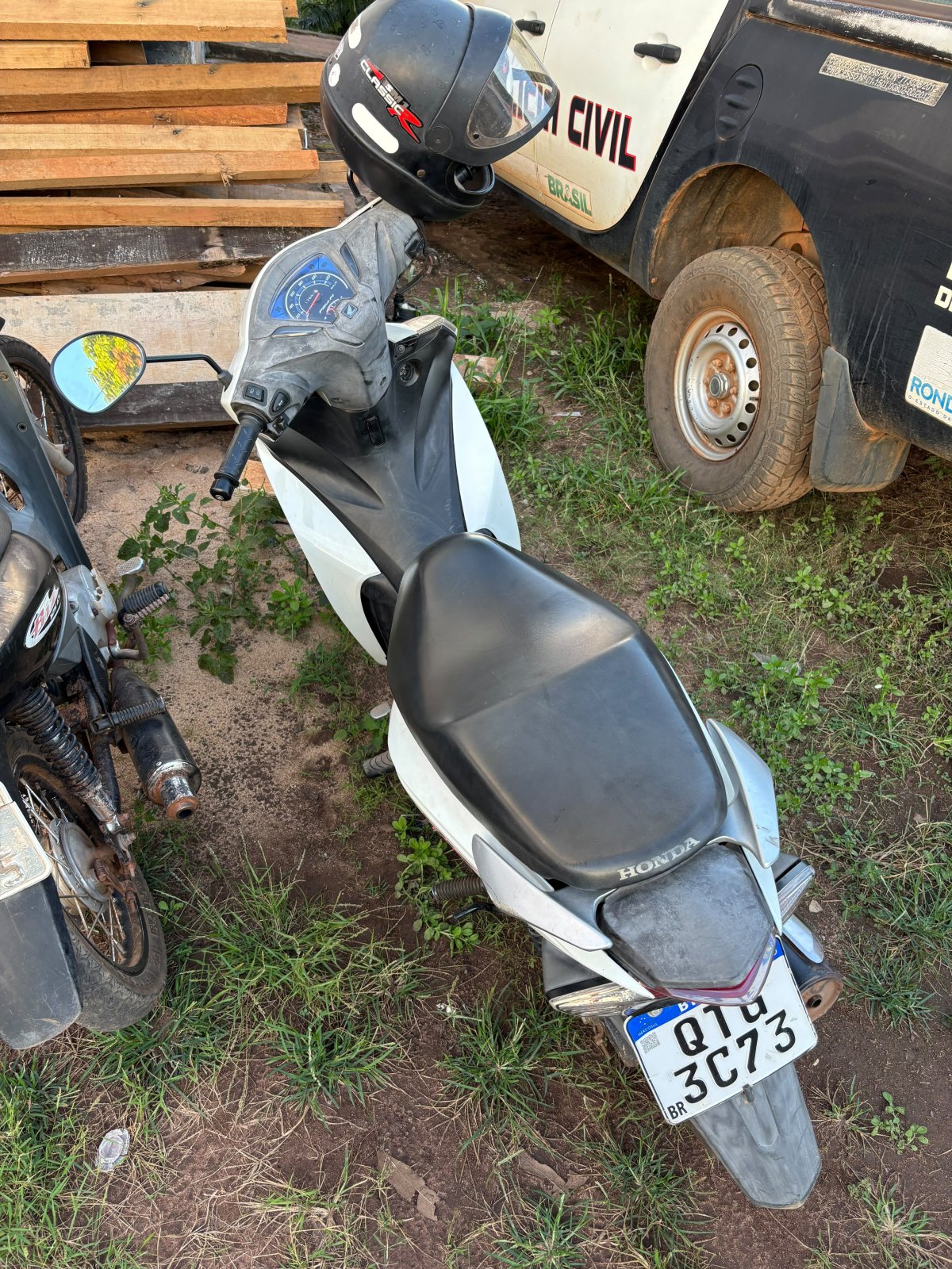 COMPARSAS CORRERAM: Bolivianas são presas com 101 quilos de maconha e moto roubada