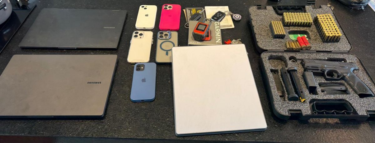 TRAFICO DE DROGAS: Policia Federal apreende Mustang, aviões e mansão em condomínio de luxo